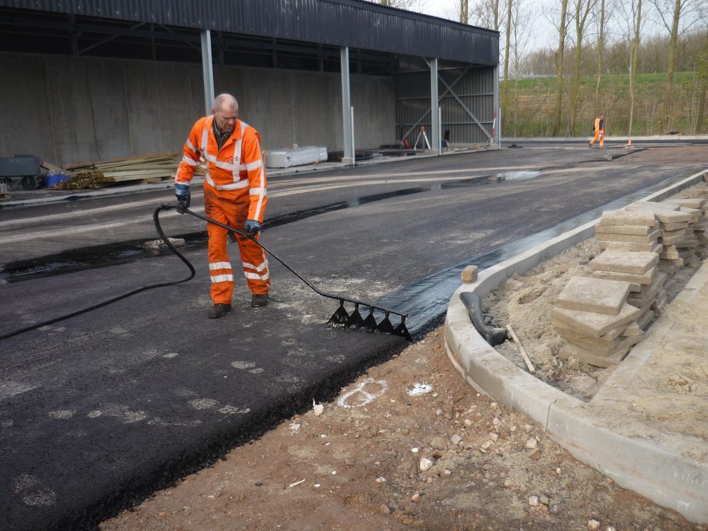 Asfalteren-wat-we-doen-werkzaamheden-diensten-infrastructuur-min-infra